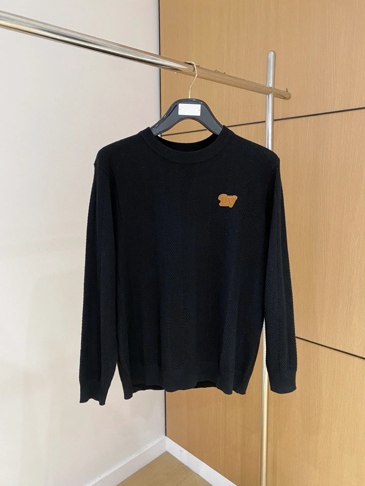 🅿️420 【LV Louis Vuitton】Autumn and winter classic round neck pullover sweater, in full condition! ! ! Wool blended fabric, the latest model in 2025, golden ratio! ! Slim-fitting soft gold, versatile and practical item, the combination and practicality are extremely powerful, simple and elegant, and classy! To create your own style, it is highly recommended to buy it in two colors. The standard slim fit tailoring process is suitable for both young and old men. It is knitted from wool and will not cause any discomfort! While keeping warm, it is stylish, textured and wearable, and the classic logo with contrasting colors on the chest feels in place! ! Recommended for regular customers! ! Size M-3XL (maximum wear: 190 pounds)
